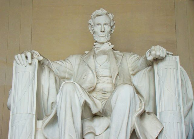 Abraham lincoln statue in stting posture
