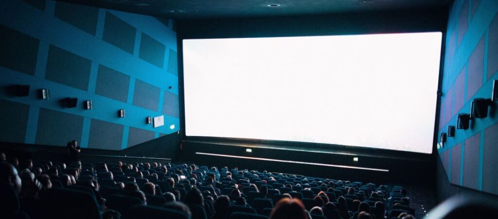 The large screen with full of audience in theatre