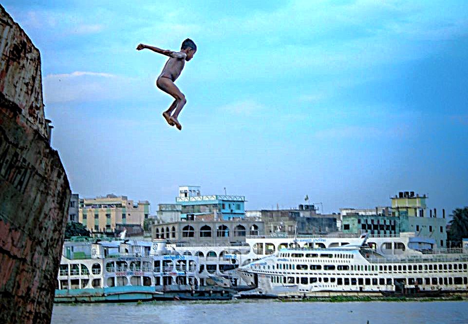 A boy jump in to water in very hight
